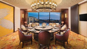 4 間餐廳；供應早餐、午餐、晚餐；日本菜