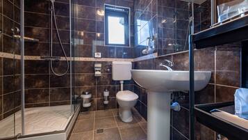 Room Comfort with sea view for 2 | Kamar mandi | Shower, perlengkapan mandi gratis, pengering rambut, dan handuk