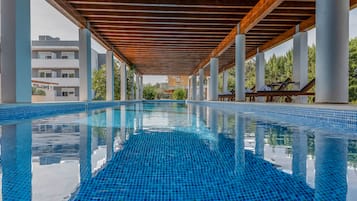 2 piscines extérieures, parasols de plage, chaises longues