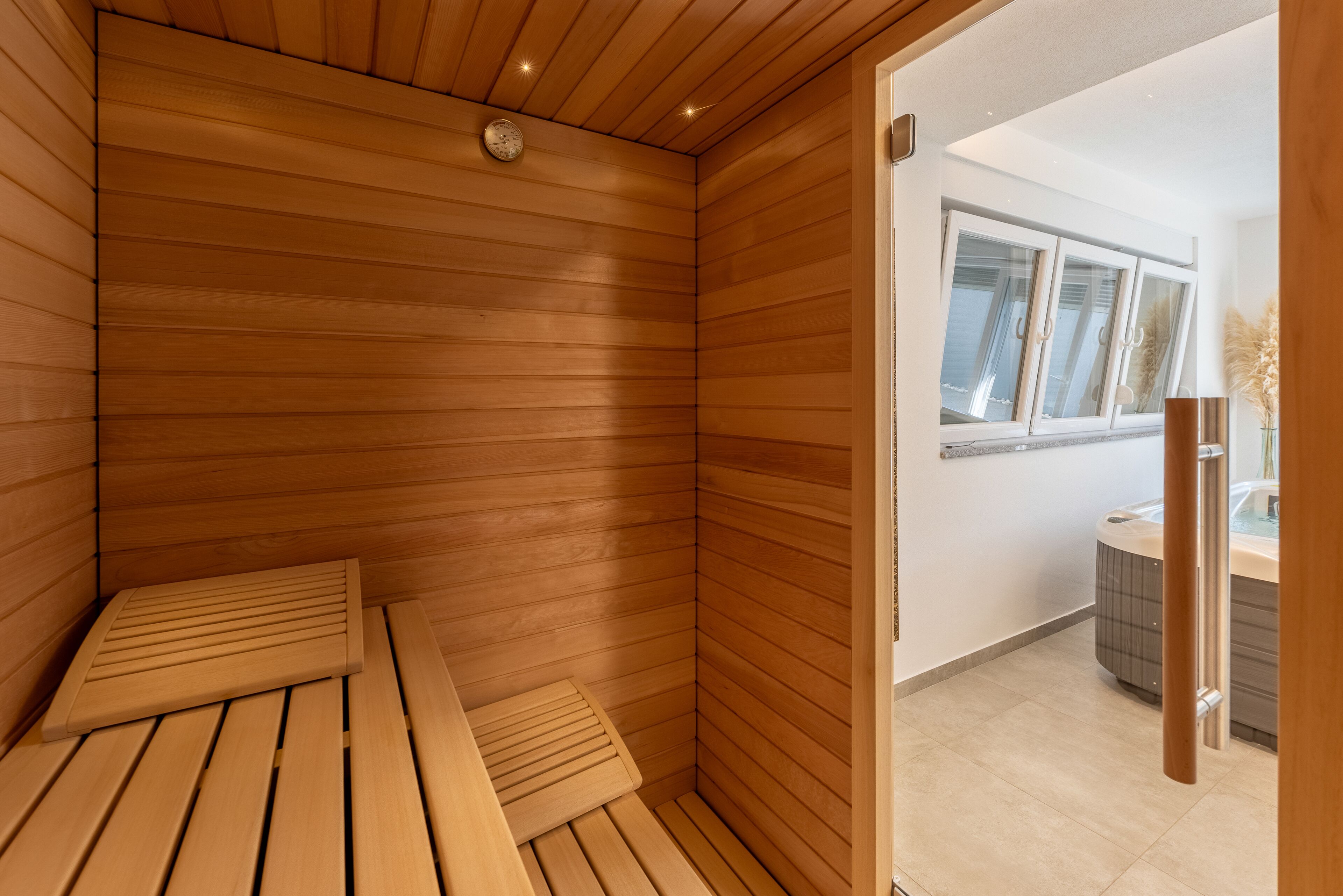Un sauna con bancos de madera y una ventana.