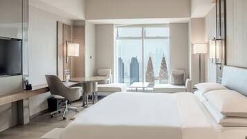 Minibar, caja de seguridad en la habitación y escritorio