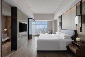 Rum - 1 kingsize-säng - utsikt mot staden | Minibar, värdeförvaringsskåp på rummet, skrivbord och ljudisolering