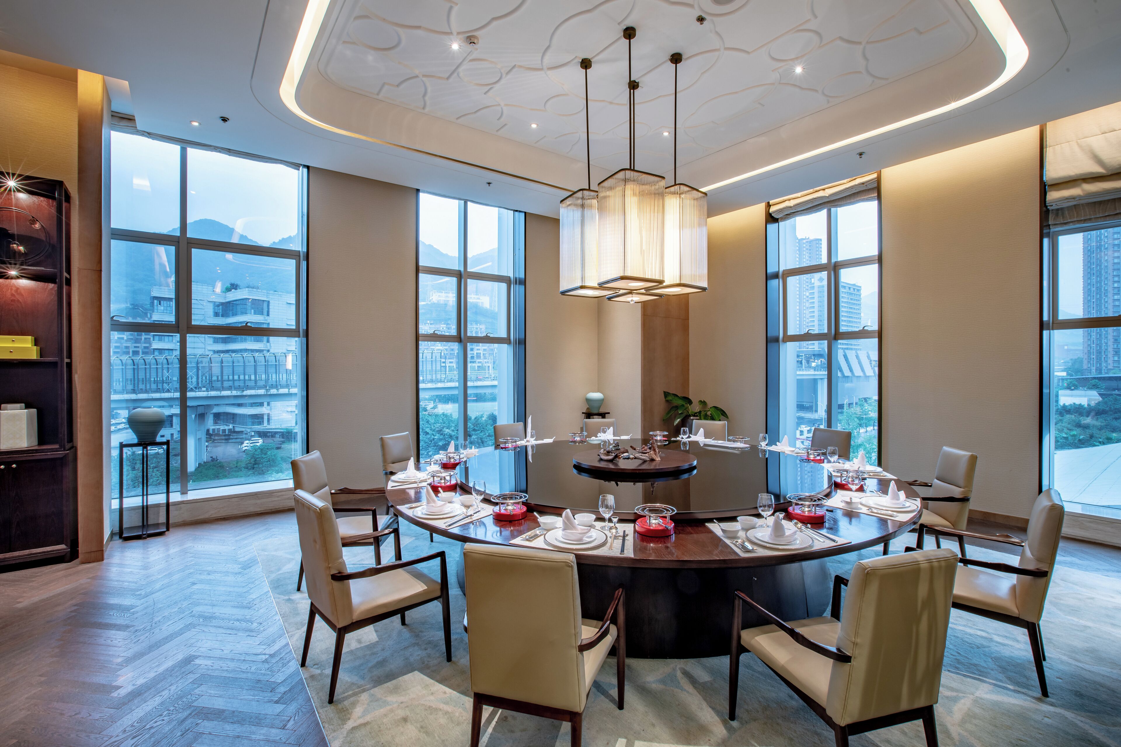 3 restaurants, breakfast, lunch, dinner served; international cuisine