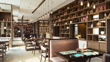 3 restaurants; breakfast, lunch, dinner, and brunch served