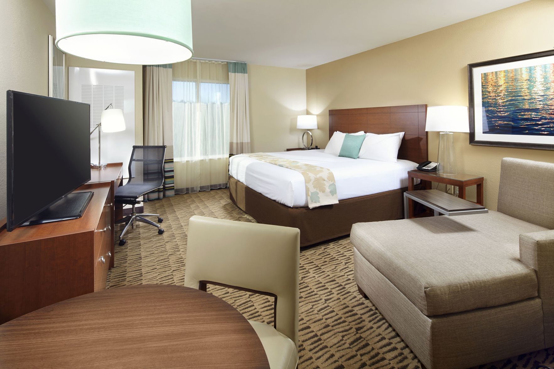 Ropa de cama de alta calidad, caja fuerte, escritorio