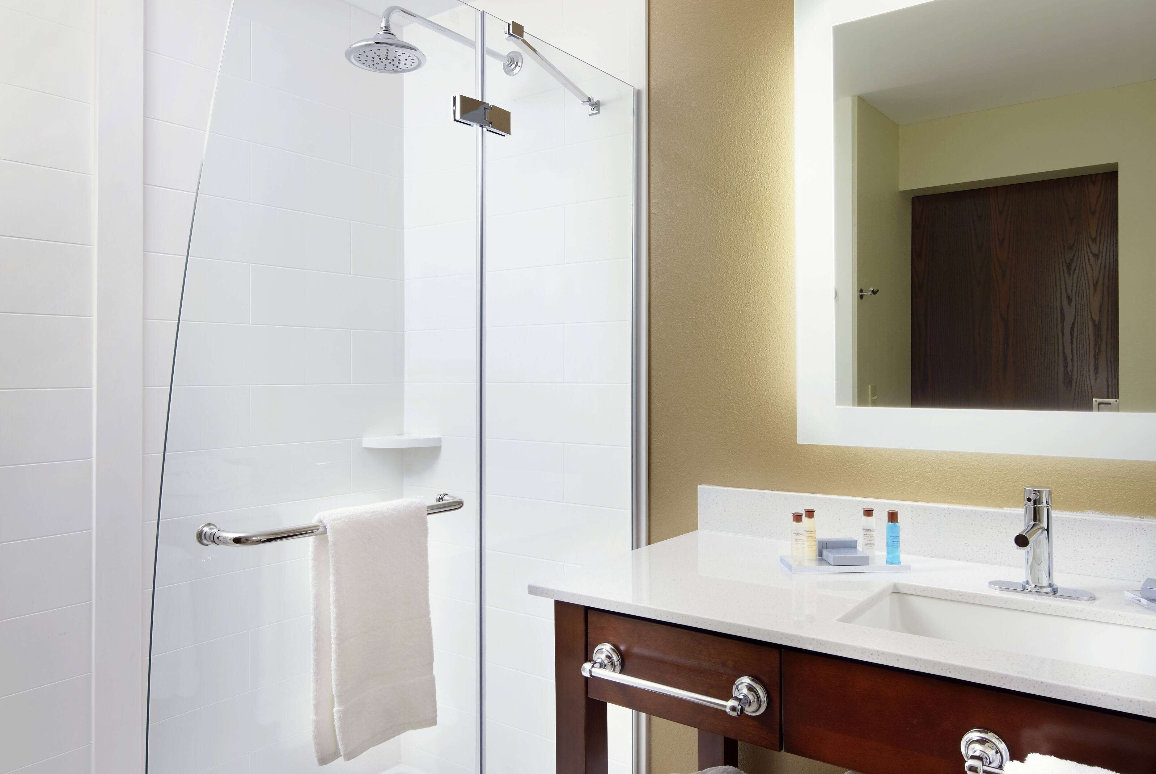 Tina con regadera, amenidades de baño gratuitas, secadora de cabello 