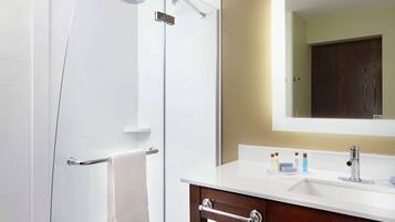 Tina con regadera, amenidades de baño gratuitas, secadora de cabello