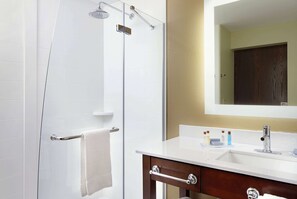 Tina con regadera, amenidades de baño gratuitas, secadora de cabello 