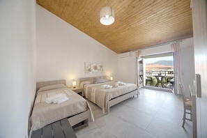 Desk, free WiFi - B&B Lucia (Olbia)