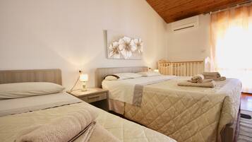 Family Room, 1 Bedroom | Desk, free WiFi