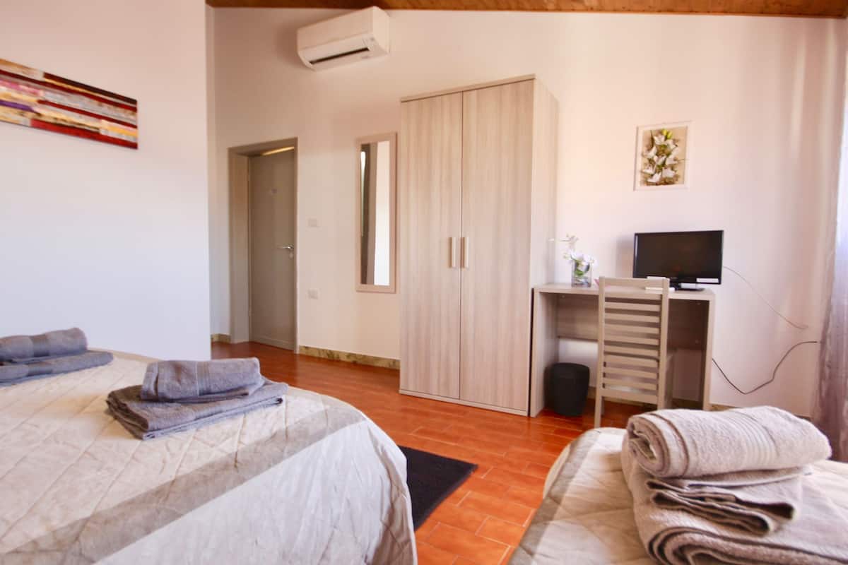 Quarto triplo, 1 quarto | Escrivaninha, Wi-Fi de cortesia