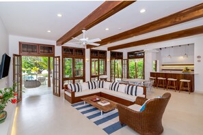 Luxury Villa, 5 Bedrooms | Living area