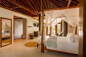 Luxe villa, 1 slaapkamer, uitzicht op tuin | Een minibar, een kluis op de kamer, een bureau