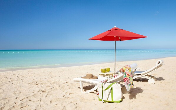 Accommodatie ligt op het strand, zeilen, kajakken