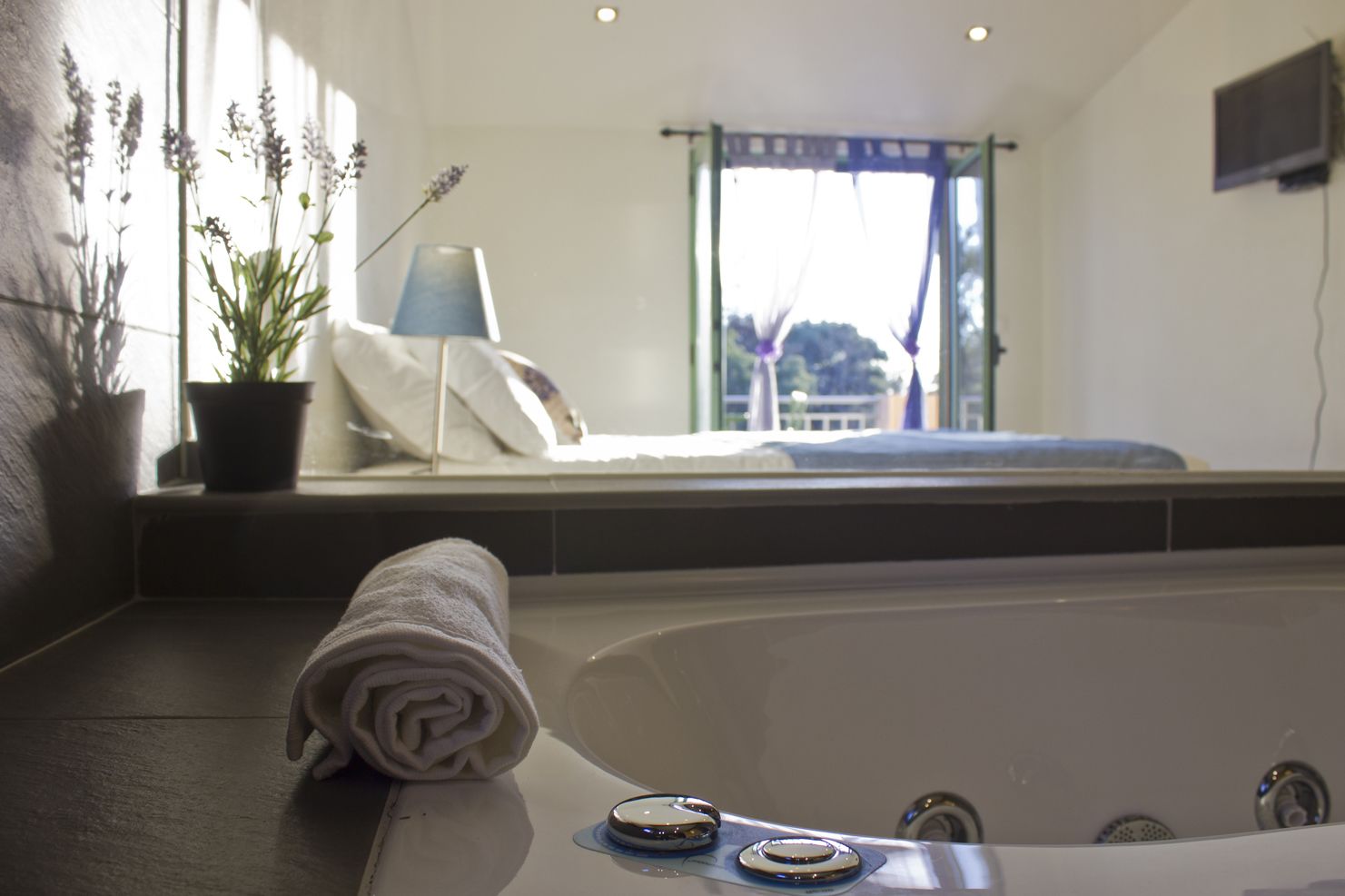 Double Room, Balcony | Jetted tub