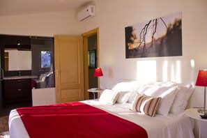 Habitación doble, balcón | Cortinas blackout, wifi gratis y ropa de cama 