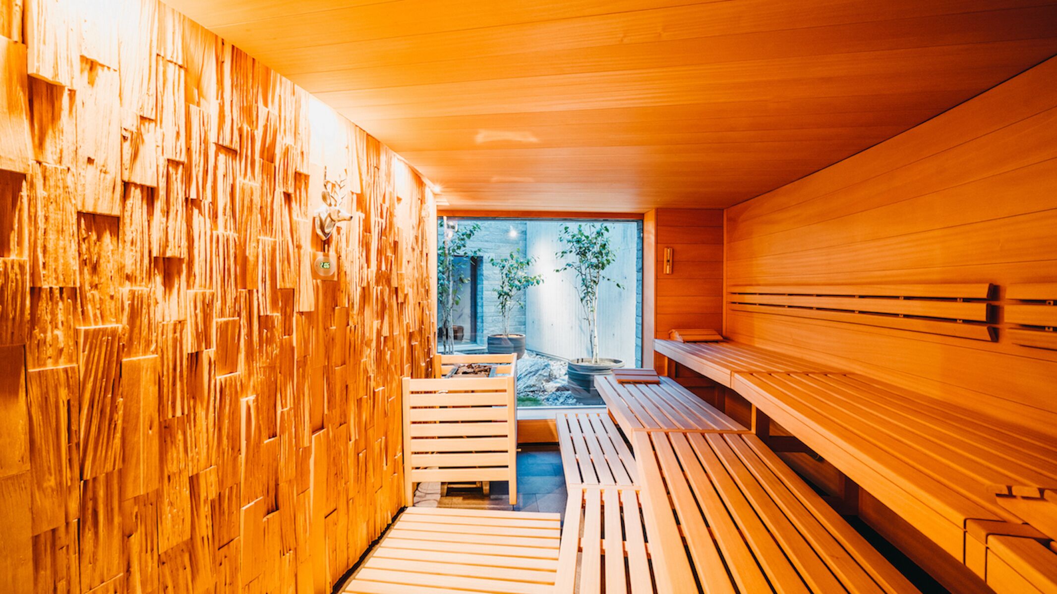 Eine Sauna mit Holzbänken und einer Holzverkleidung.