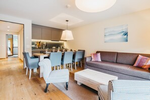 Appartement, 3 slaapkamers, uitzicht op bergen | Woonruimte | Flatscreentelevisie, een dvd-speler en tafelvoetbal