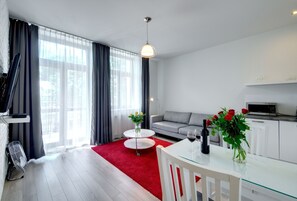 Apartamento, 1 quarto | Sala de estar | TV de tela plana 40 polegadas com canais a cabo, TV