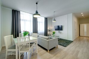 อพาร์ทเมนท์สำหรับครอบครัว | ห้องนั่งเล่น | ทีวีจอแบน 40 นิ้ว พร้อมช่องเคเบิล, ทีวี