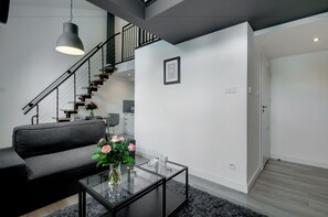 ดูเพล็กซ์, 1 ห้องนอน | ห้องนั่งเล่น | ทีวีจอแบน 40 นิ้ว พร้อมช่องเคเบิล, ทีวี
