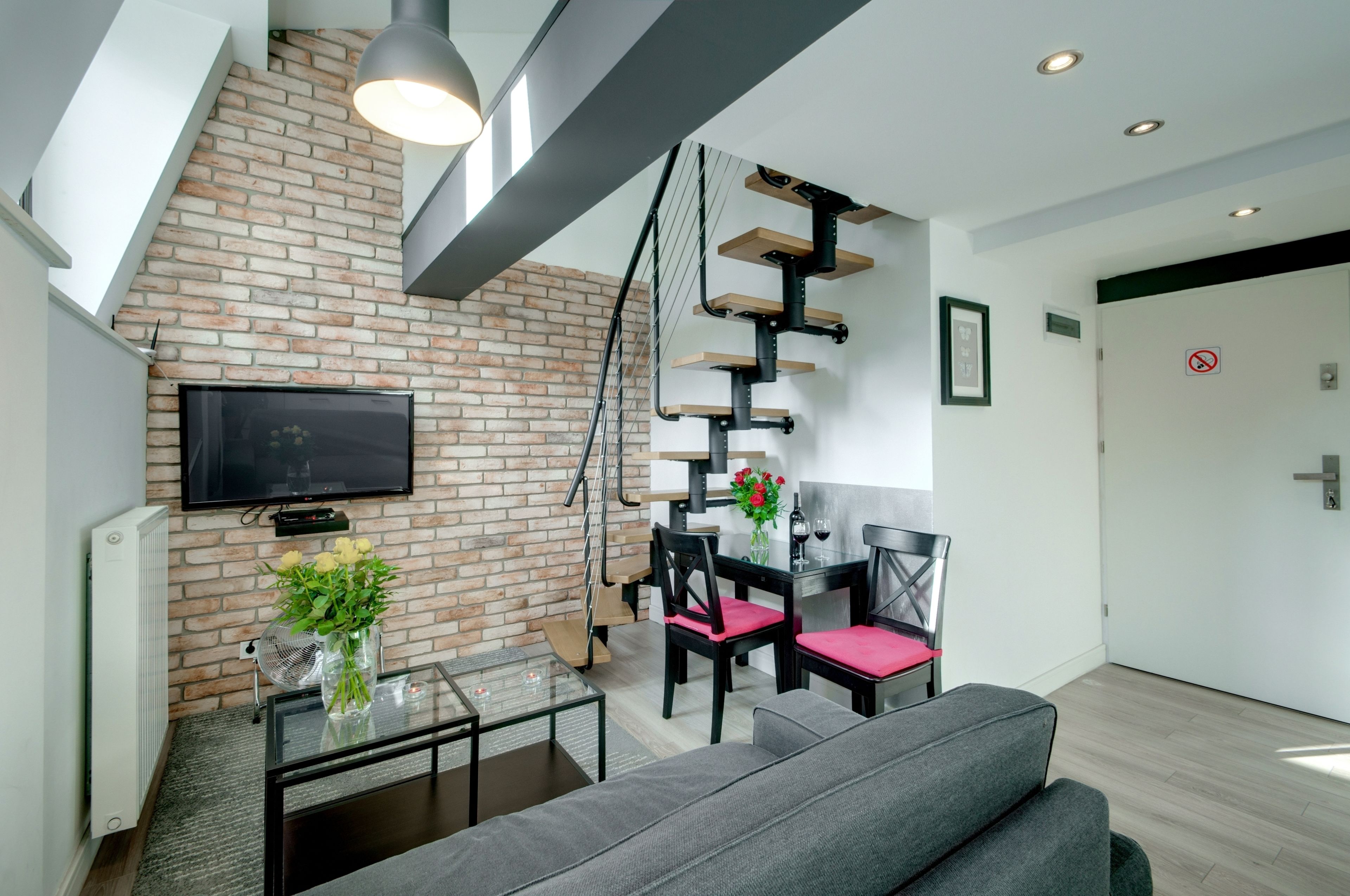 Split level apartment | Living room | 40-inch flat-screen TV with cable channels, TV