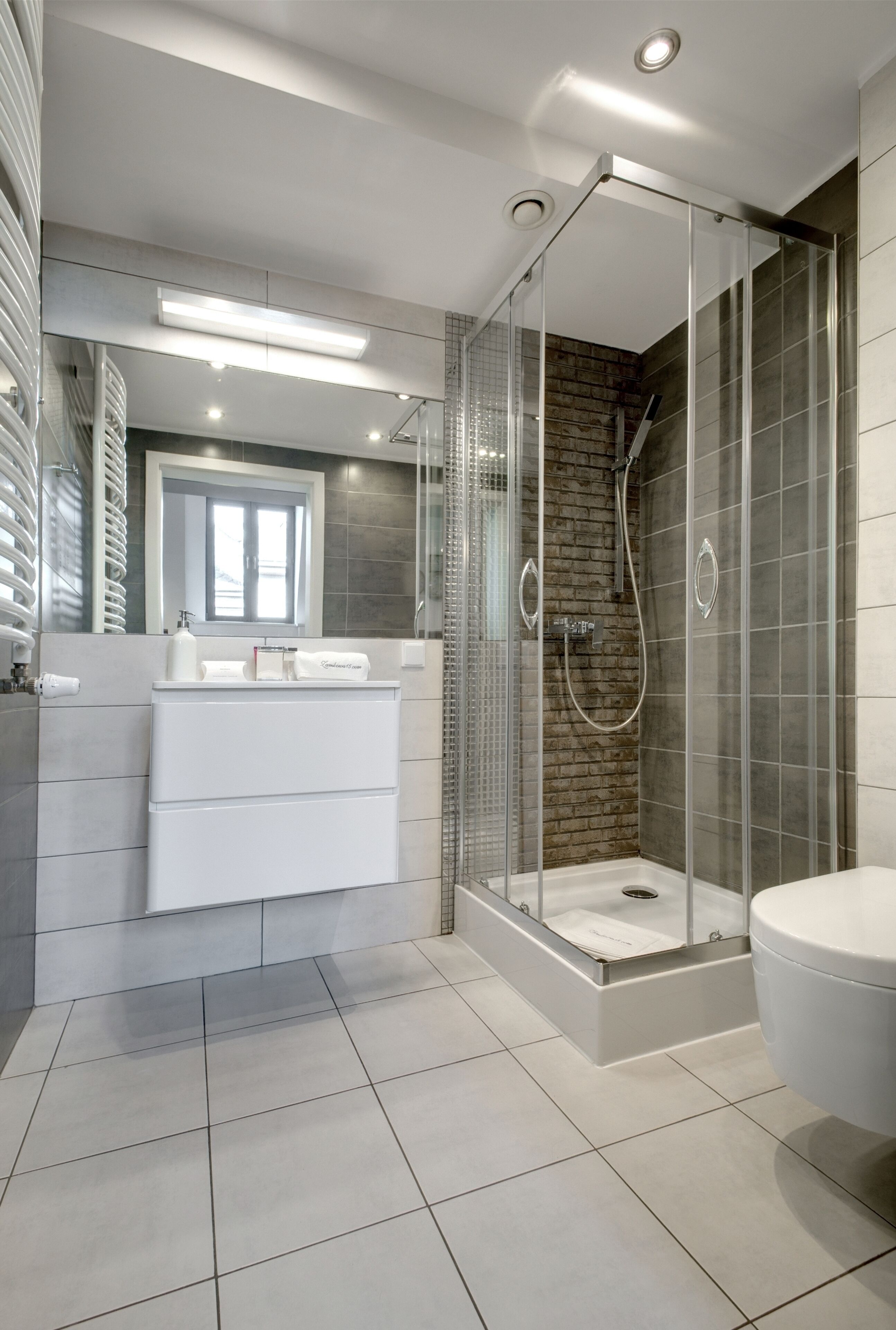 Split level apartment | Bathroom | Shower, free toiletries, hair dryer, towels
