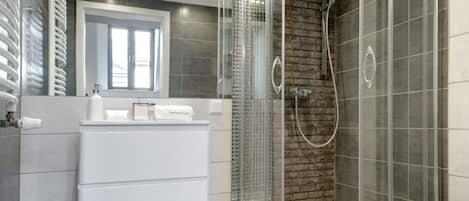Maisonette, 1 Schlafzimmer | Badezimmer | Dusche, kostenlose Toilettenartikel, Haartrockner, Handtücher