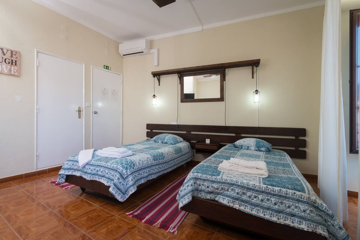 Habitación cuádruple estándar, 1 habitación, baño privado | 19 habitaciones y caja de seguridad en la habitación