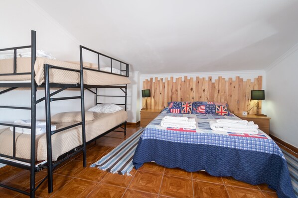 Habitación cuádruple familiar | 19 habitaciones y caja de seguridad en la habitación 
