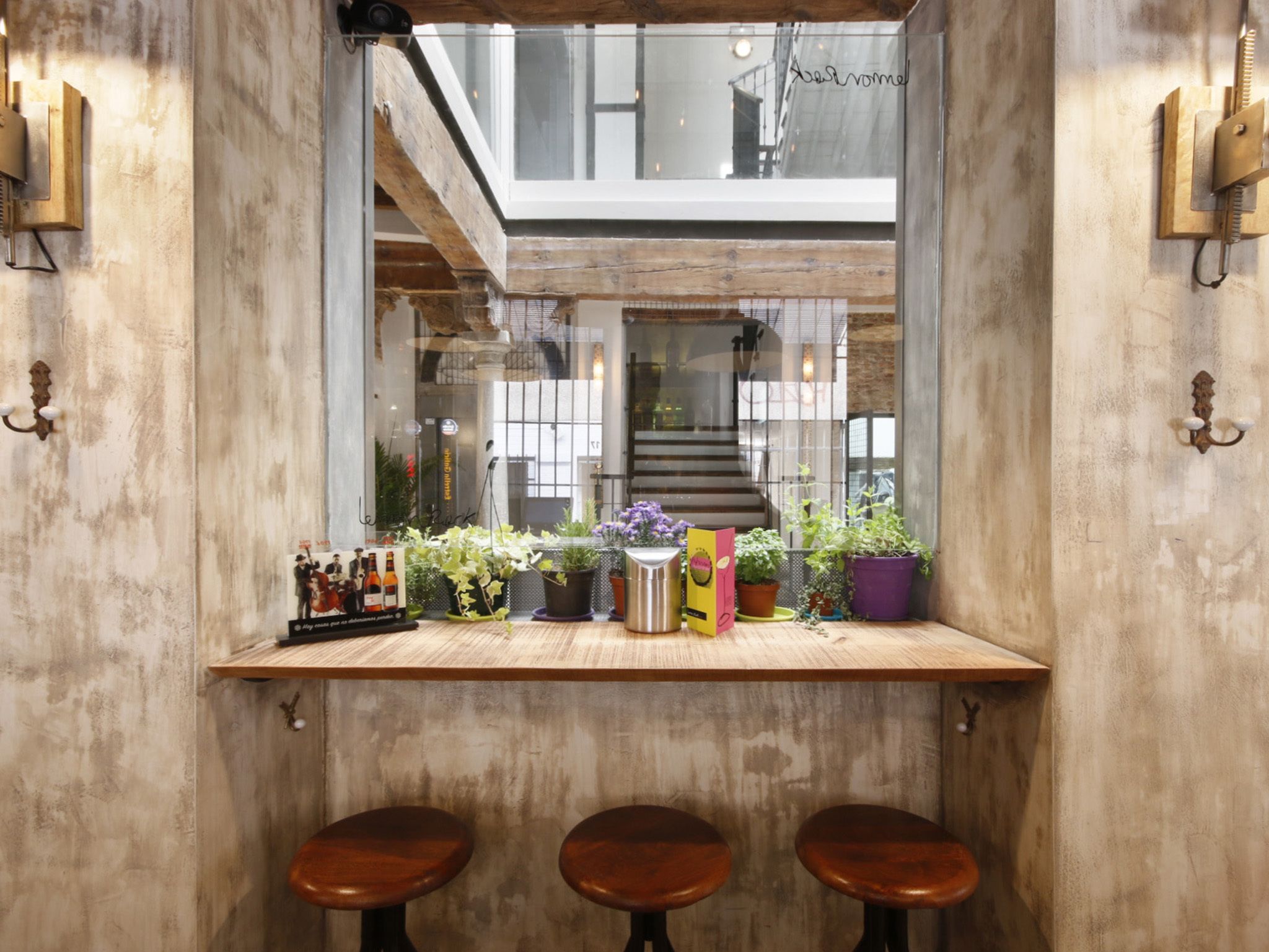 Serves breakfast, lunch, and dinner