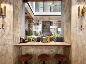 Serves breakfast, lunch, and dinner