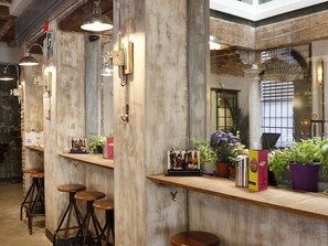 Serves breakfast, lunch, and dinner - LemonRock Hostel (Granada)