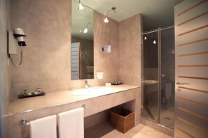 Shower, free toiletries, hair dryer, slippers - Albergo Cantine Ascheri (Bra)