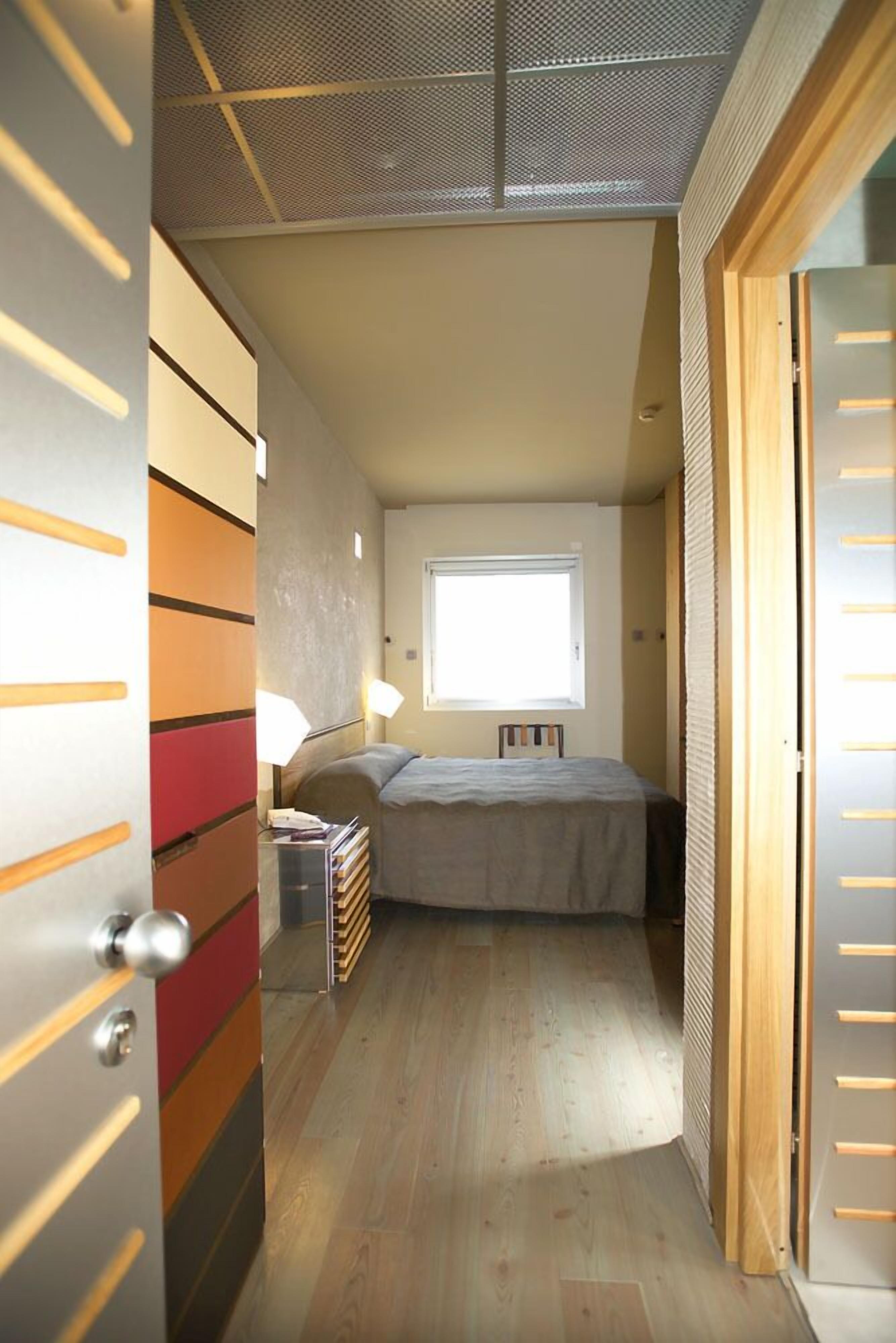 Frigobar, escrivaninha, cortinas blackout, quartos à prova de som