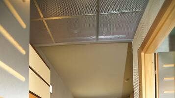 Minibar, meja kerja, tirai kedap cahaya, dan kedap suara