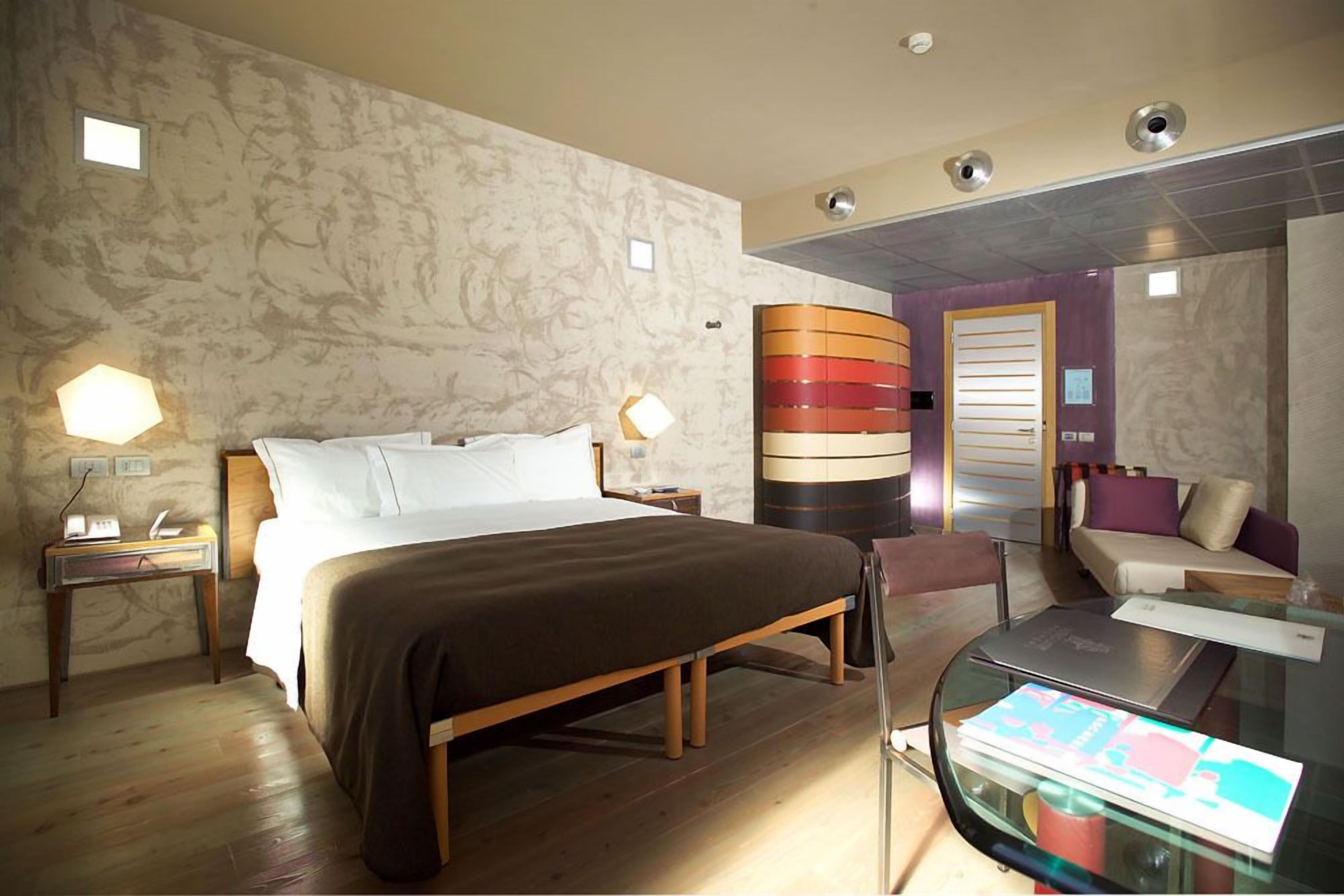 Minibar, una scrivania, tende oscuranti, insonorizzazione