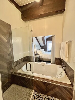 Suite, 1 King Bed | Jetted tub - Alaskan Inn (Ogden)