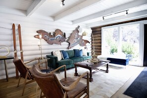 Lobby sitting area - Alaskan Inn (Ogden)