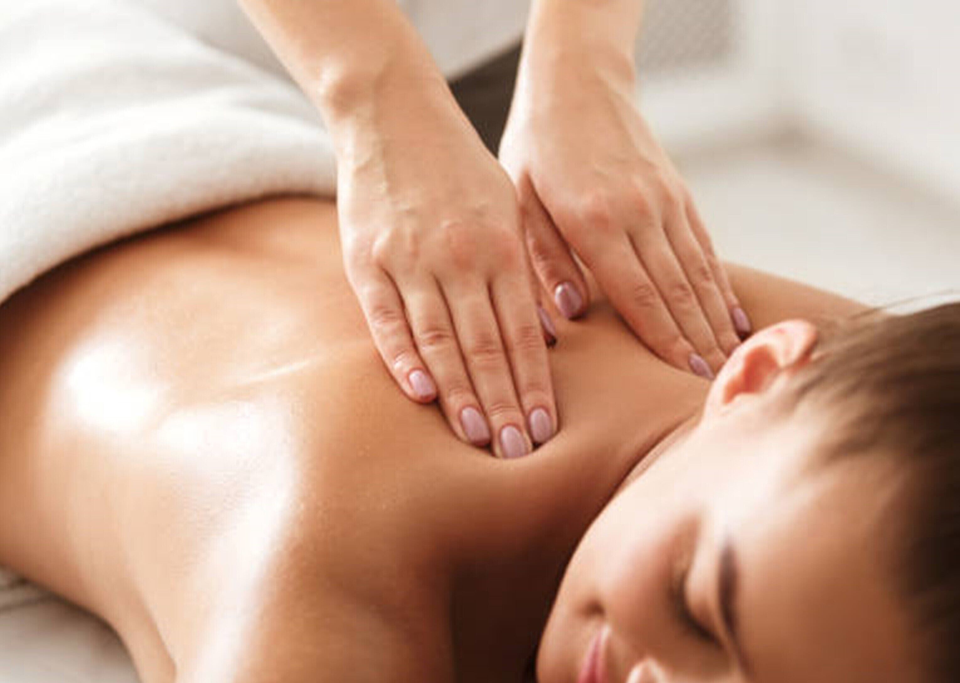 Iemand ontvangt een rugmassage.