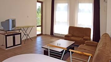 Apartment, 2 Bedrooms, Kitchenette | Private kitchen | Fridge