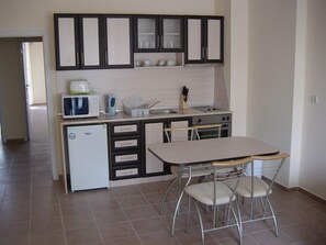 Apartamento, 2 habitaciones, cocina básica | Servicio de comidas en la habitación