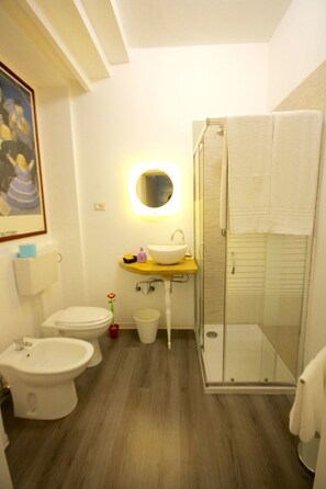 Double Room, Private Bathroom | Bathroom | Free toiletries, hair dryer, towels
