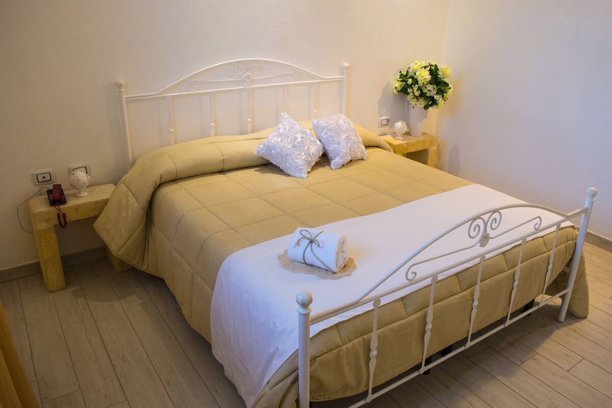 Ropa de cama de alta calidad, sistema de insonorización, cunas (de pago)