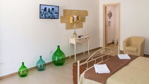 Premium bedding, soundproofing, cribs (surcharge), WiFi (free) - Hotel Reverse (Carovigno)