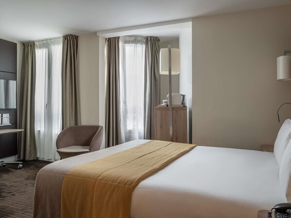 Kamer, 2 tweepersoonsbedden | Luxe beddengoed, een kluis op de kamer, een bureau, een laptopwerkplek