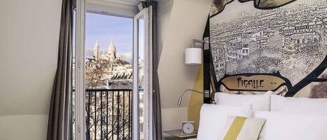 Ropa de cama de alta calidad y caja de seguridad en la habitación