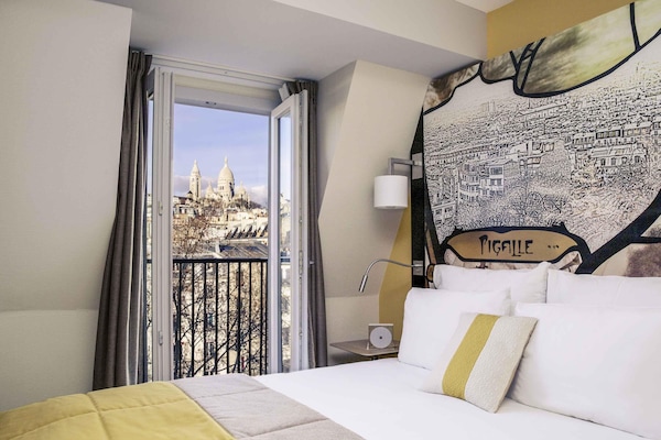 Privilege, Chambre, 1 grand lit, balcon | Literie de qualité supérieure, coffres-forts dans les chambres, bureau