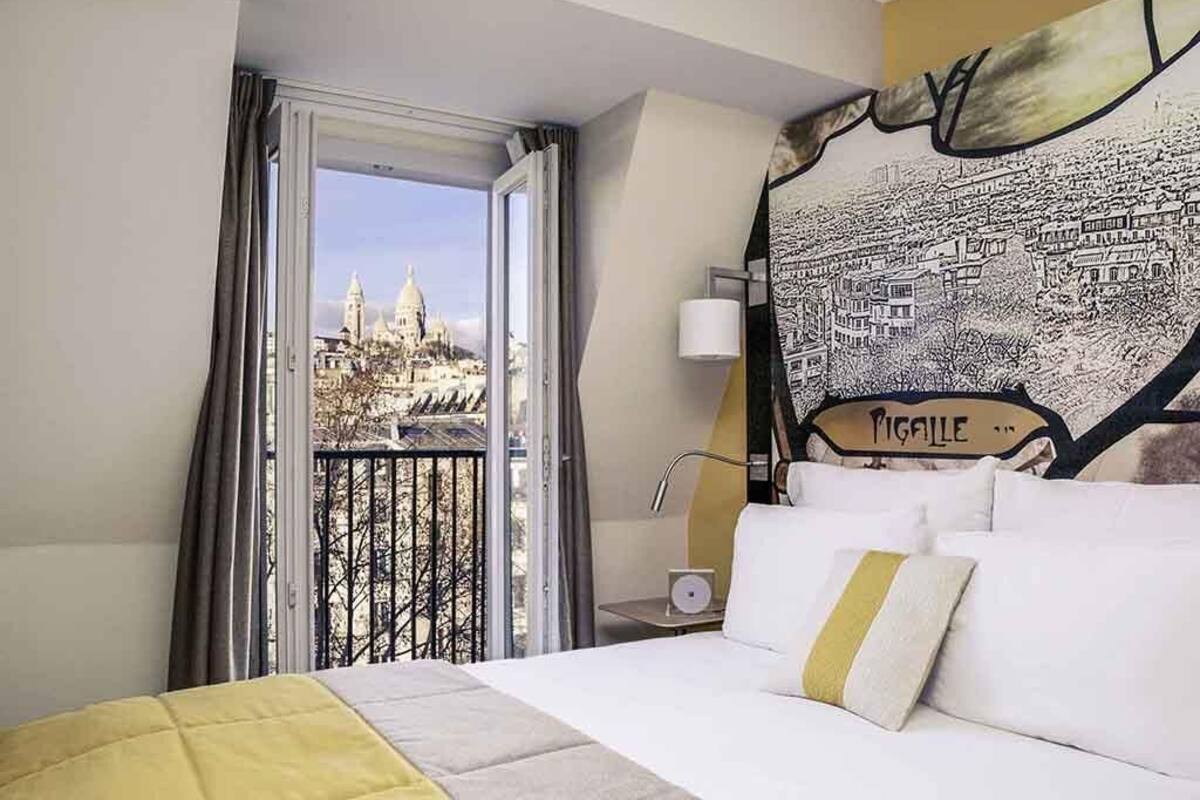 Privilege, Room, 1 Queen Bed, Balcony | Premium bedding, in-room safe, desk, laptop workspace