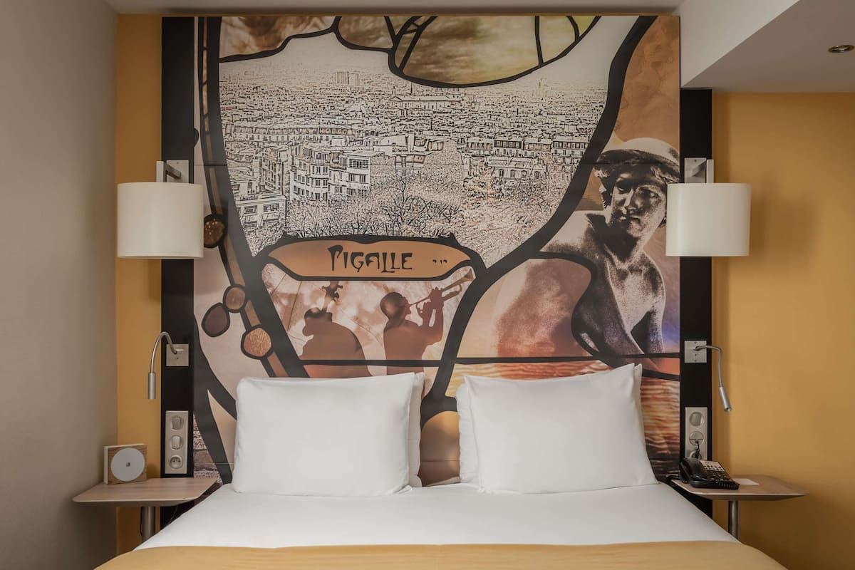 Zimmer, 2 Doppelbetten | Hochwertige Bettwaren, Zimmersafe, Schreibtisch